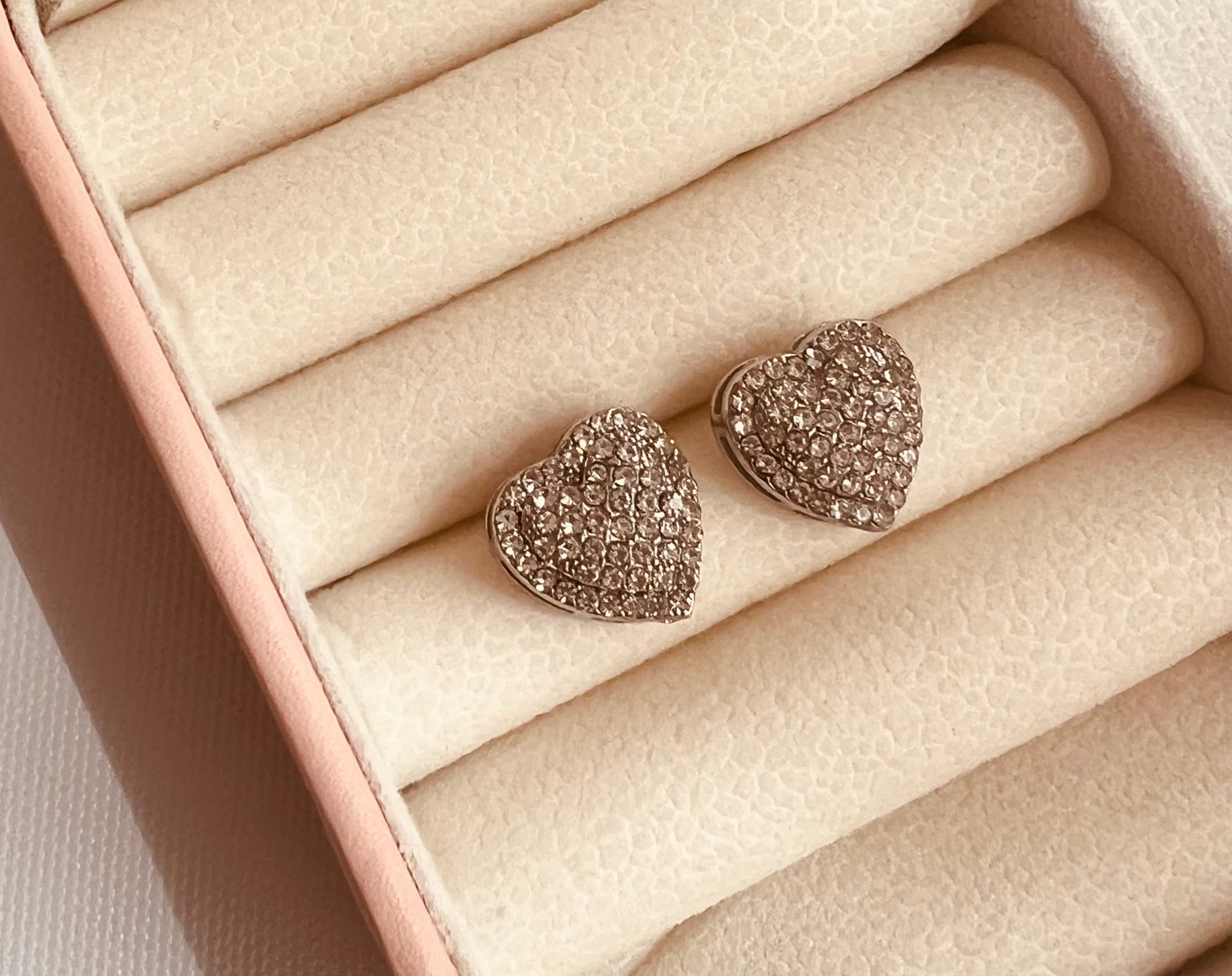 Aretes corazón con circones